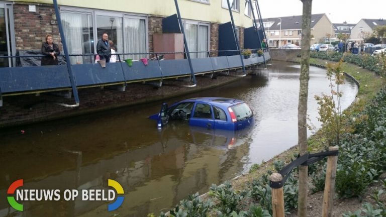 Automobilist te water na foutje Puccinistraat Capelle aan den IJssel