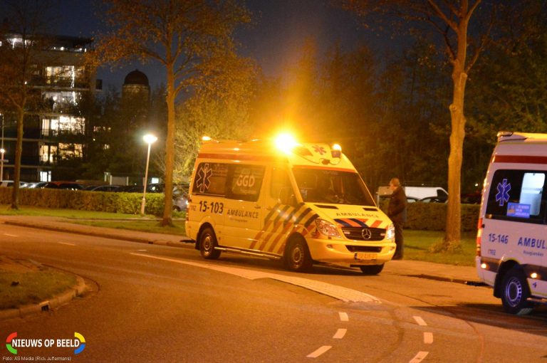 Auto vliegt uit de bocht het water in Juweellaan Zoetermeer