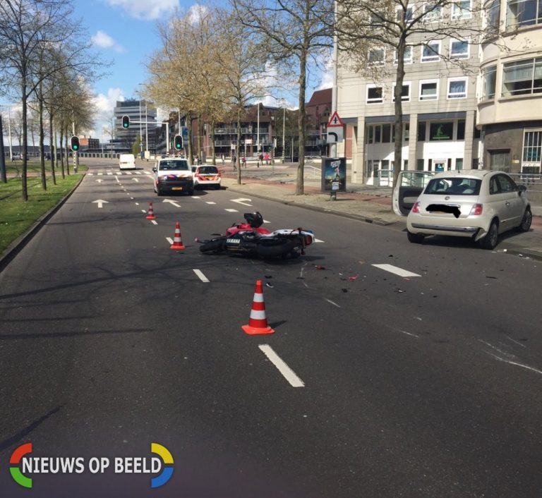 Motorrijder onderuit na botsing tegen auto Pompenburg Rotterdam