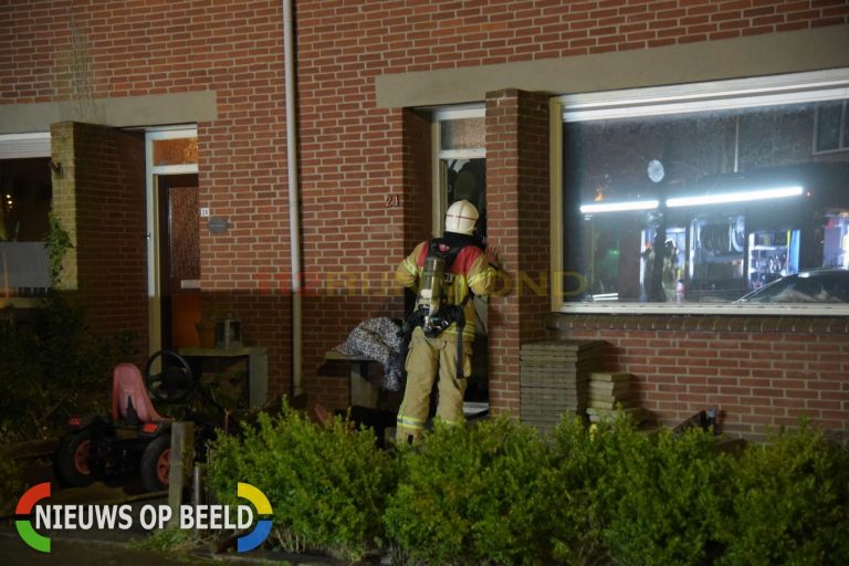 Brandweer blust woningbrand Lange Zantelweg Poortugaal
