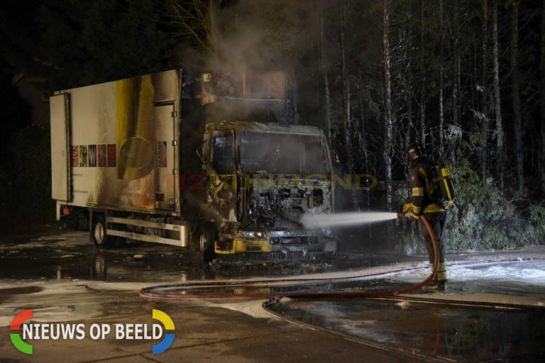 Vrachtwagen brand volledig uit Albrandswaardsedijk Poortugaal