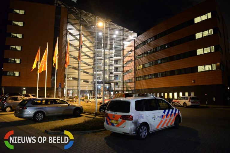 Arrestatieteam doorzoekt Van der Valk hotel na vechtpartij met zwaargewonde Energieweg Rotterdam (video)
