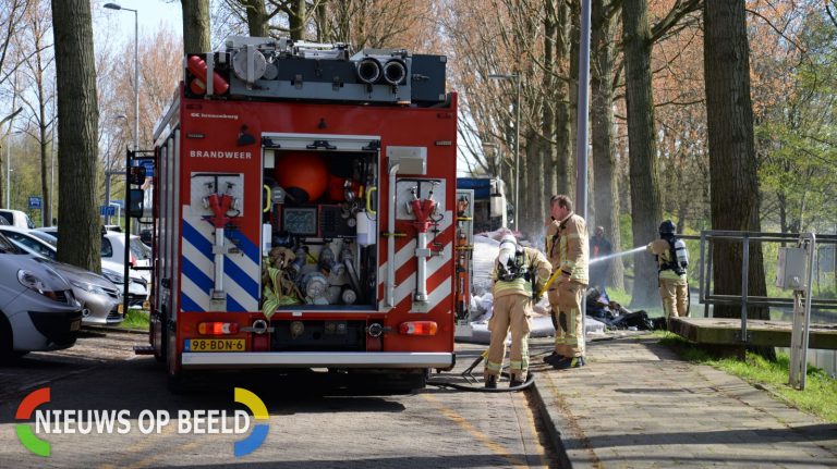 Lading van vuilniswagen in brand Capelseweg Rotterdam