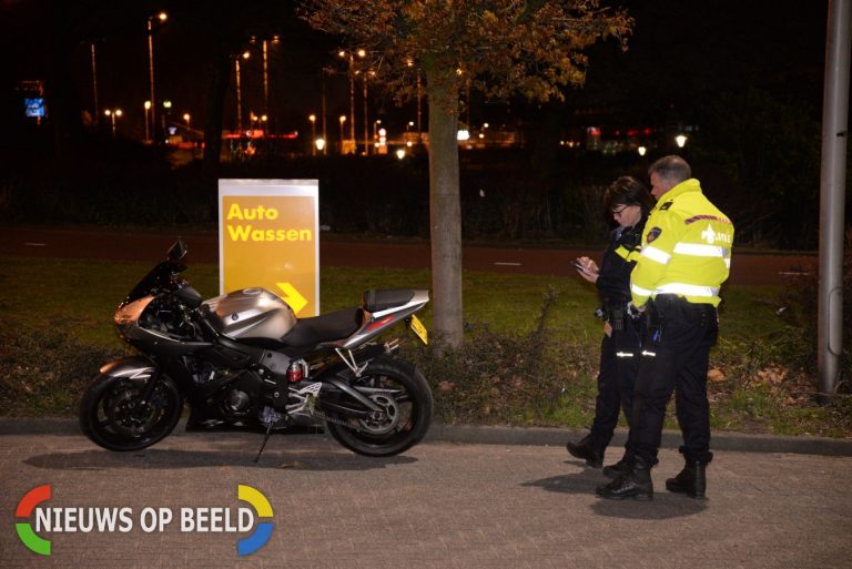 Motorrijder onderuit na inhaalpoging Abraham van Stolkweg Rotterdam