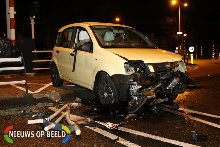Dronken automobilist ramt hekwerk Wilhelminabrug Leiden