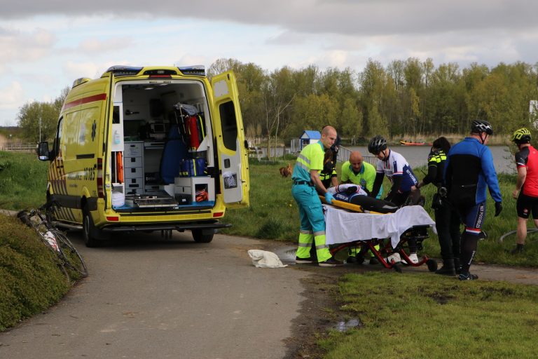 Wielrenner gaat onderuit en raakt gewond Vossemeerlaan Leiden