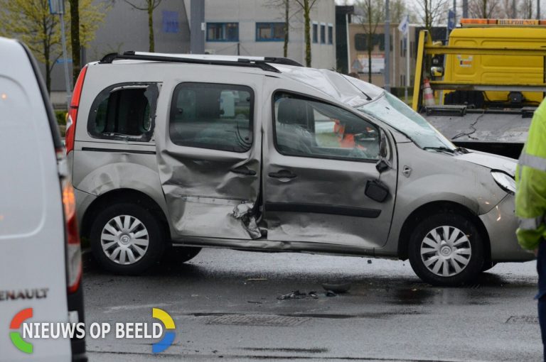 Auto over de kop na aanrijding Caïrostraat Rotterdam