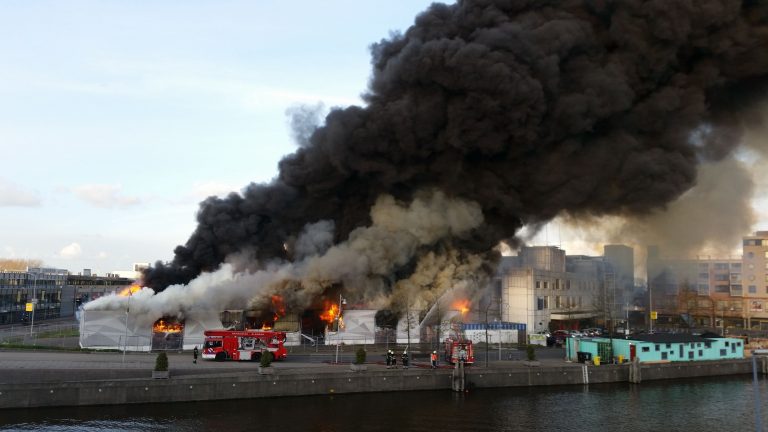 Zeer grote brand legt bedrijfsloods volledig in de as Noorderstraat Alkmaar
