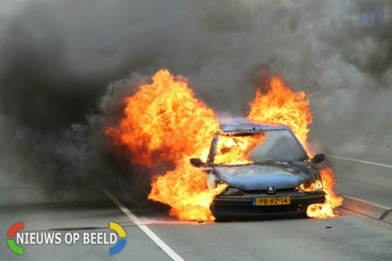 Auto vliegt volledig in brand Algeraweg Capelle aan den IJssel (video)