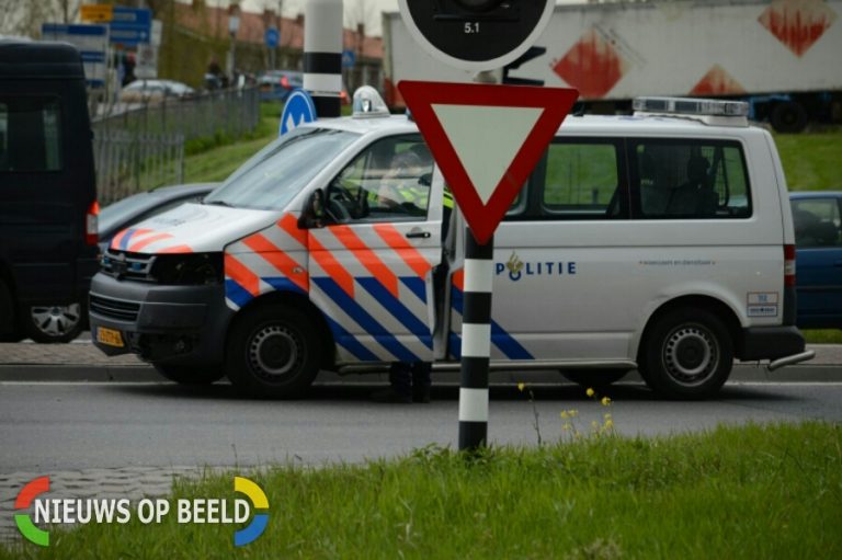 Politievoertuig betrokken bij aanrijding N209 Leeuwenakkerweg Bergschenhoek