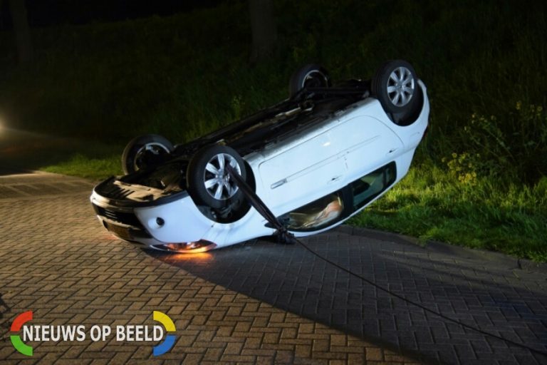 Auto over de kop na éénzijdig ongeval Benedenrijweg Ridderkerk