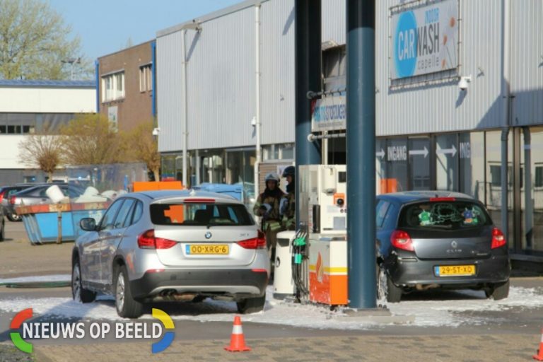 Auto lekt benzine bij tankstation Kompasstraat Capelle aan den IJssel