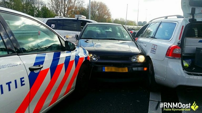 Politie rijdt vluchtauto klem na achtervolging A20 Rotterdam