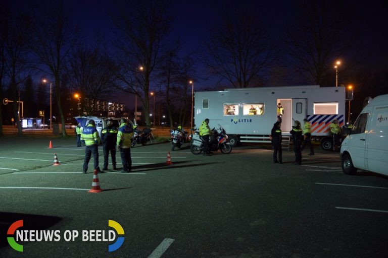 Politie voert verkeerscontrole Groene Kruisweg Spijkenisse