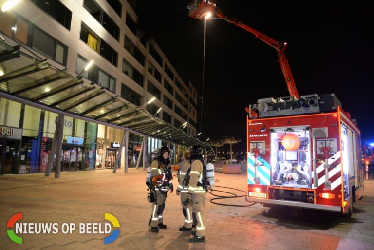 Brand op balkon op 4e etage overgeslagen naar woning