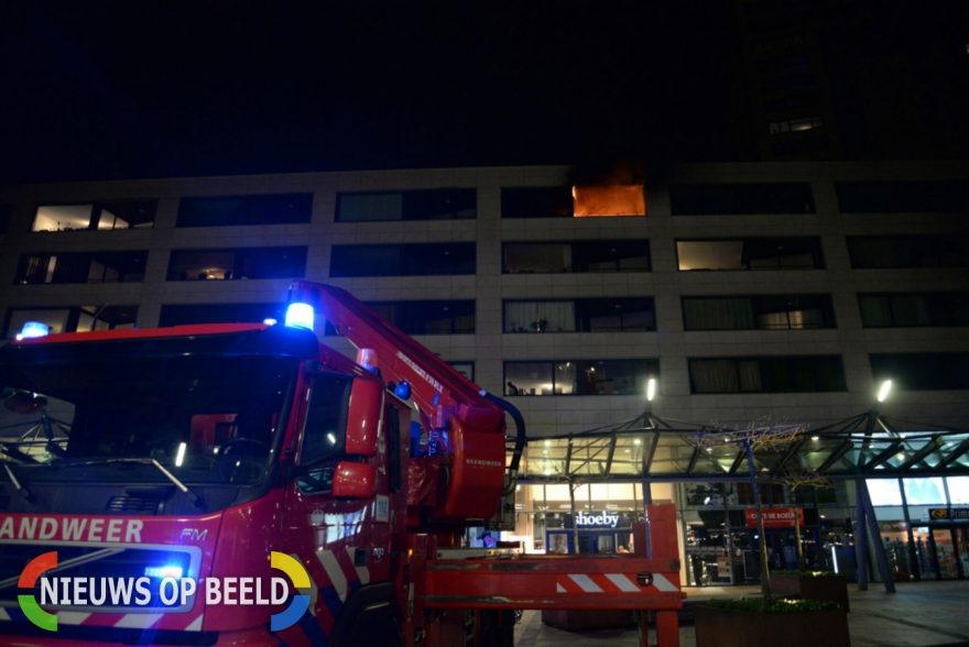 Brand op balkon op 4e etage overgeslagen naar woning, Cypruslaan in Rotterdam
