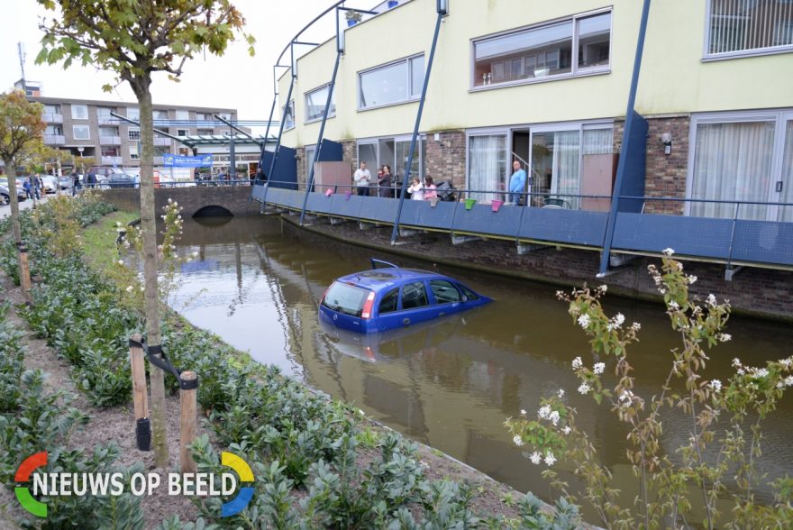 Bejaarde rijdt sloot in door foutje, Puccinistraat in Capelle aan den IJssel