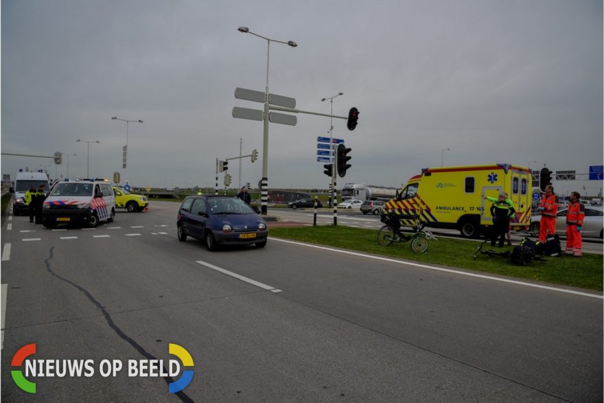 Fietsster raakt ernstig gewond na botsing met auto, Vondelingenweg in Rotterdam