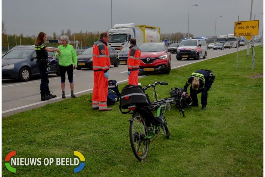 Fietsster raakt ernstig gewond na botsing met auto, Vondelingenweg in Rotterdam
