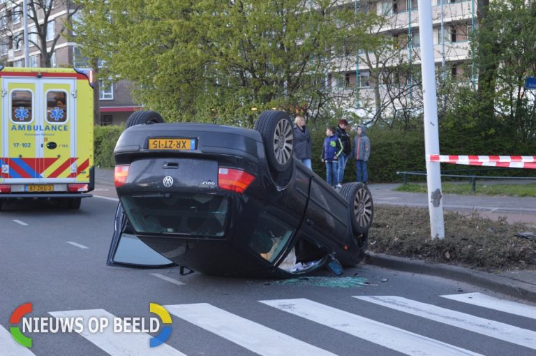Auto over de kop Melanchtonweg met Wilgenplaslaan Rotterdam