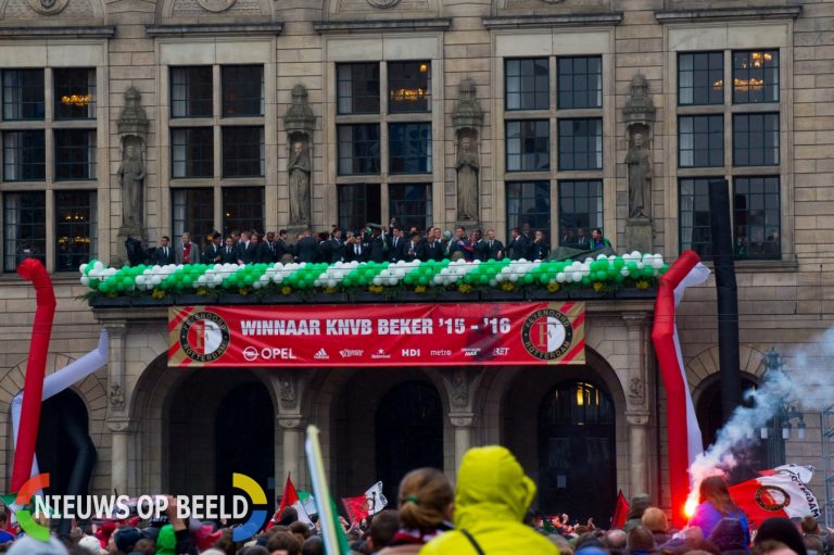 Feyenoord gehuldigd op balkon stadhuis