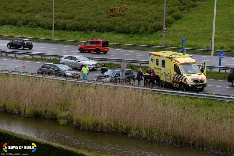 Automobilist komt tot stilstand tegen vangrail Abram van Rijckevorselweg Capelle aan den IJssel