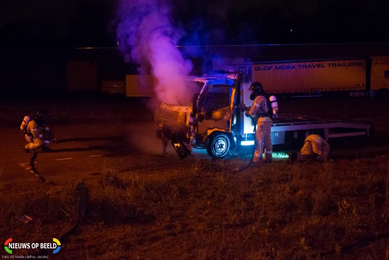 Auto-ambulance brand volledig uit Marconistraat Rotterdam