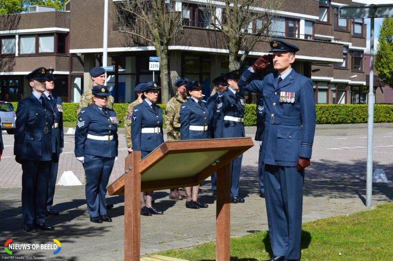 Britse luchtmacht (RAF) houdt herdenking in Waalhaven Parmentierplein Rotterdam