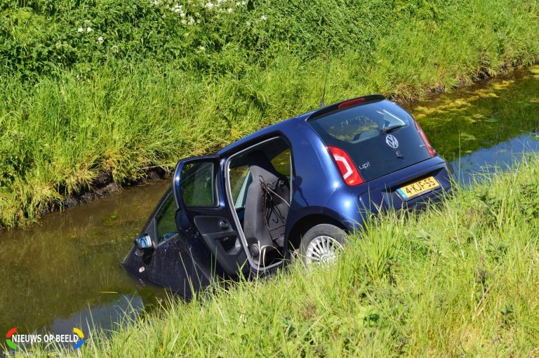 Auto raakt te water na vergeten handrem Mosterdijk Vierpolders