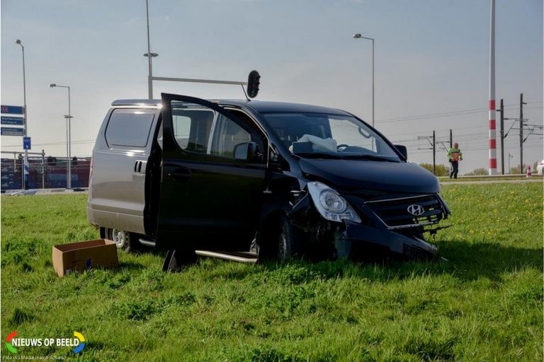 Automobilist zwaargewond na botsing met busje Vondelingenweg Rotterdam