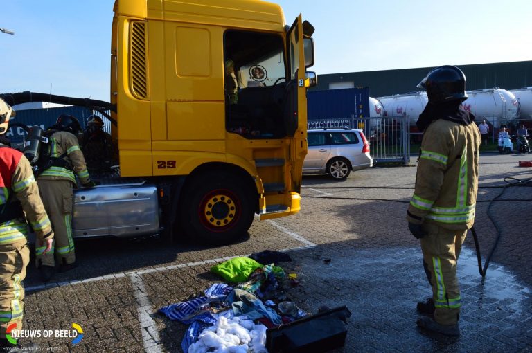 Cabine van vrachtwagen in brand Ampereweg Hellevoetsluis