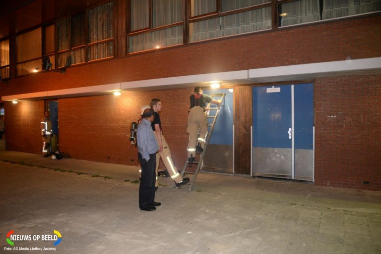 Brandweer onderzoekt gaslucht in kelderboxen Da Costastraat Rotterdam