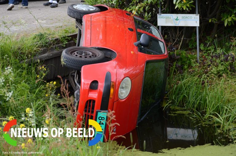 Auto te water bij eenzijdig ongeval Nieuwkoopseweg Nootdorp
