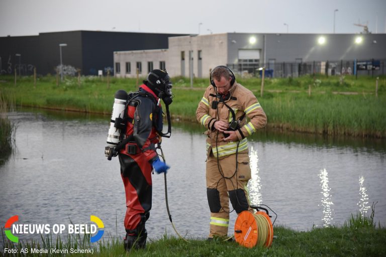 Brandweerduikers zoeken sloot af na aantreffen kinderfiets Toscalaan Hoogvliet