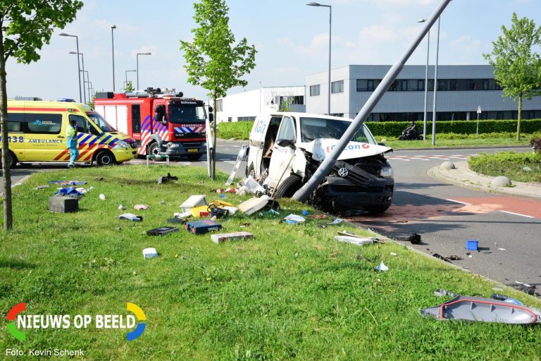 Ravage en gewonde bij aanrijding Cairostraat Rotterdam