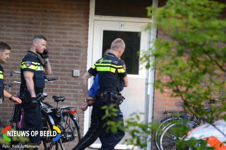 Politie verricht aanhouding bij woning Savelsbos Zoetermeer