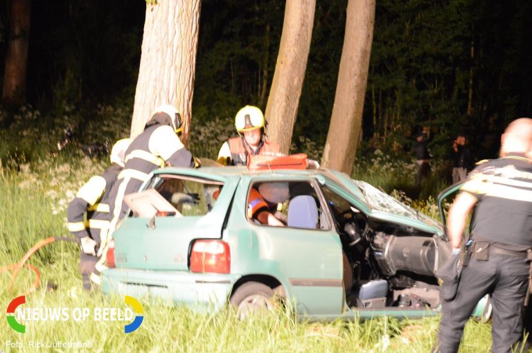 Auto vliegt van snelweg tegen boom aan Rijksweg A12 Zoetermeer