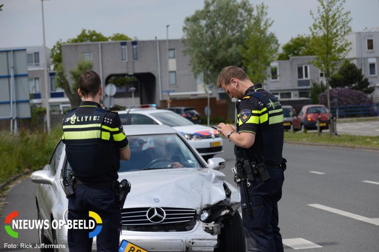Auto rijdt tegen meerdere geparkeerde auto’s Signaalrood Zoetermeer