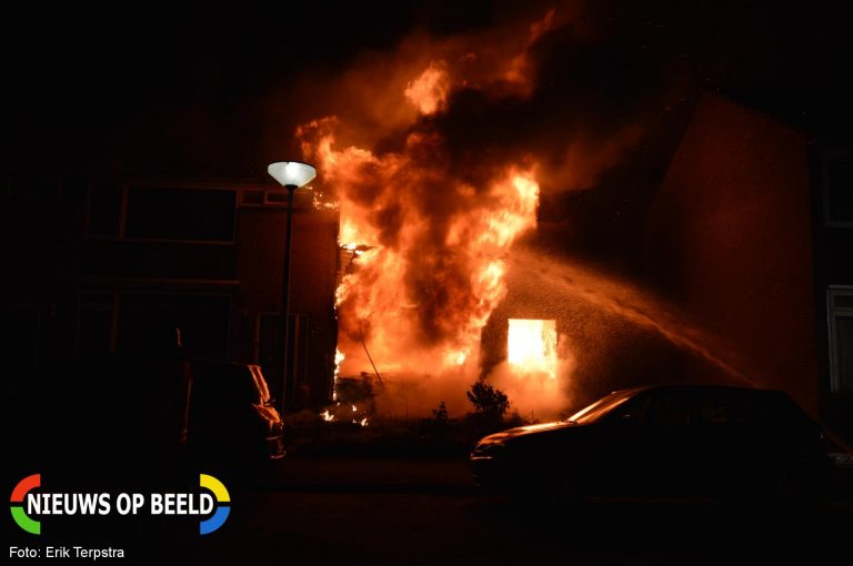 Mogelijk twee doden na uitslaande brand in woning Gruttostraat Hellevoetsluis