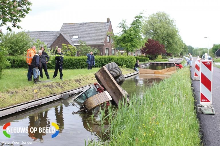 Minigraver onbestuurbaar en raakt te water Ridderbuurt Alphen aan den Rijn
