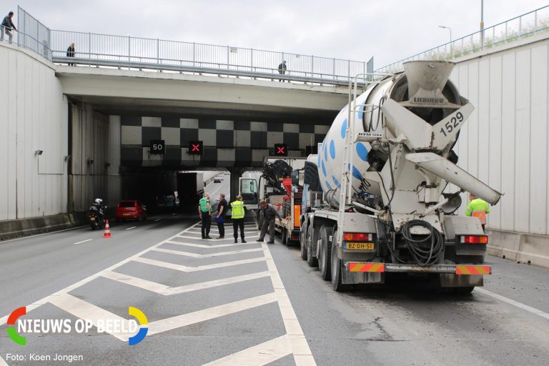 Ongeval tussen meerdere vrachtwagens Rijksweg A4 Roelofarendsveen