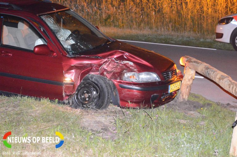 Auto vliegt uit bocht, bestuurder gewond Azieweg Zoetermeer