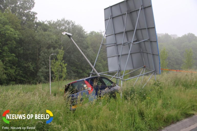 Auto botst tegen groot verkeersbord Algeraweg Capelle aan den IJssel