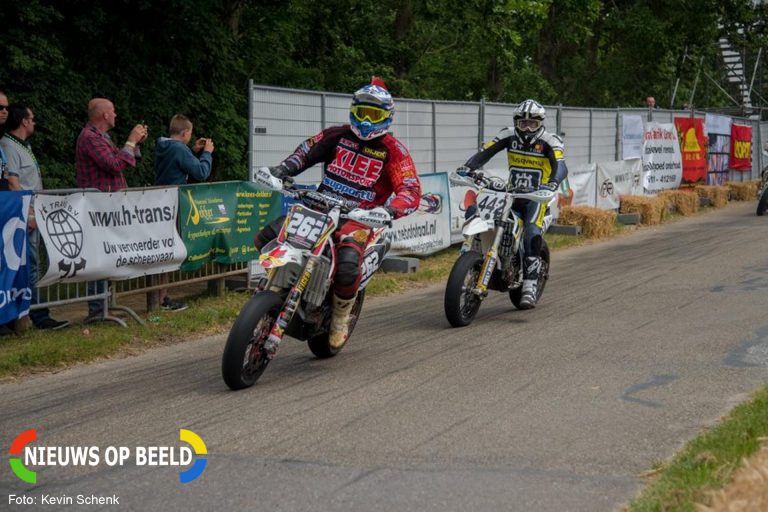 Supermoto’s scheuren over het duincircuit voor ONK Tweede Slag Rockanje
