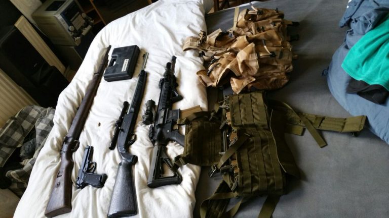 Politie vindt echt wapen en airsoftwapens in woning Rotterdam