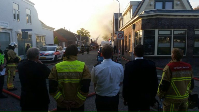 Brandweermannen in Uithoorn zijn twee minuten stil tijdens grote brand