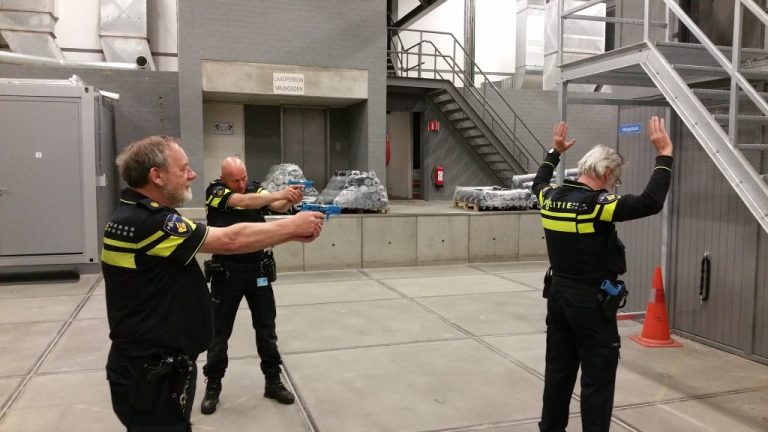 Agent schiet zichzelf in been tijdens IBT-training Elst