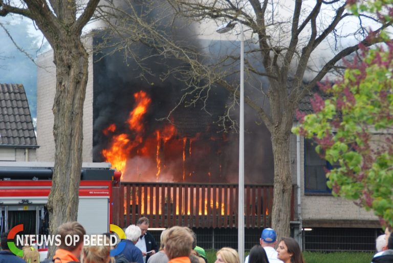 Uitslaande brand verwoest woning Floris Burgwal Capelle aan den IJssel (video)