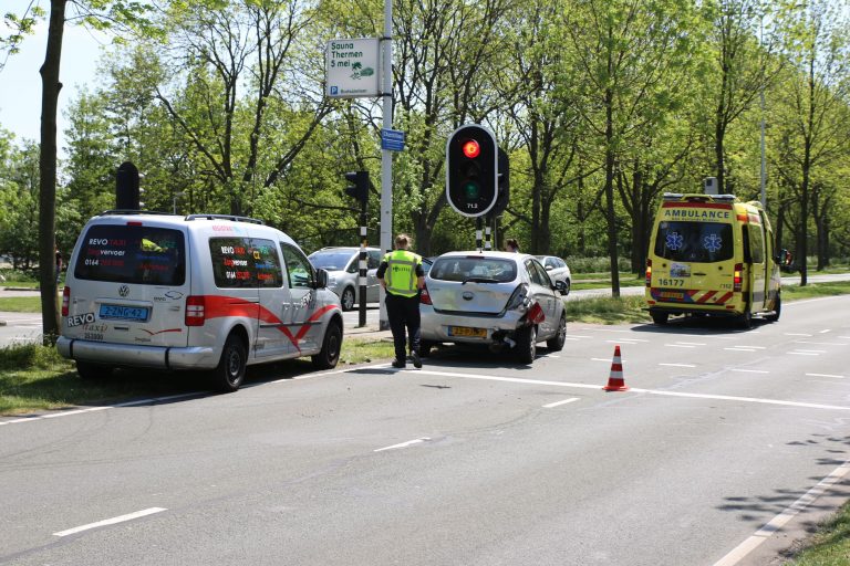 Hulpdiensten rukken uit voor kop-staart aanrijding Churchilllaan Leiden