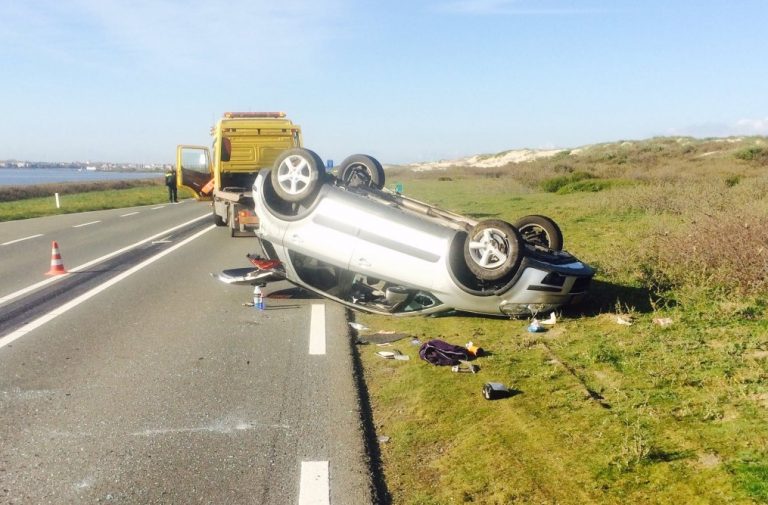Automobilist met de schrik vrij na koprol N57 Goedereede